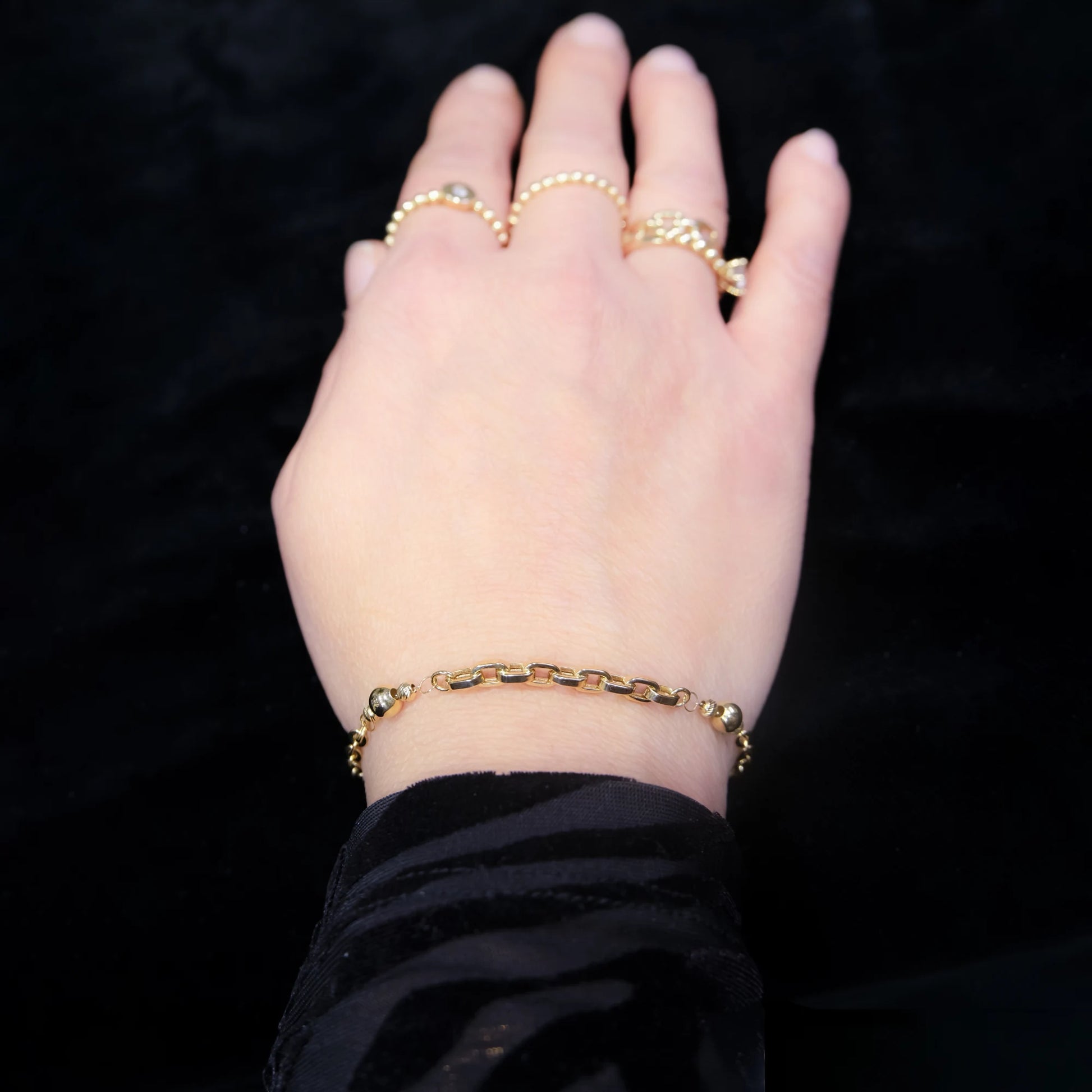 2-Ketten Armband aus 14 Karat (585er) Echtgold mit Ankerkette, Gliederkette und zwei goldenen Kugeln – minimalistisch und elegant