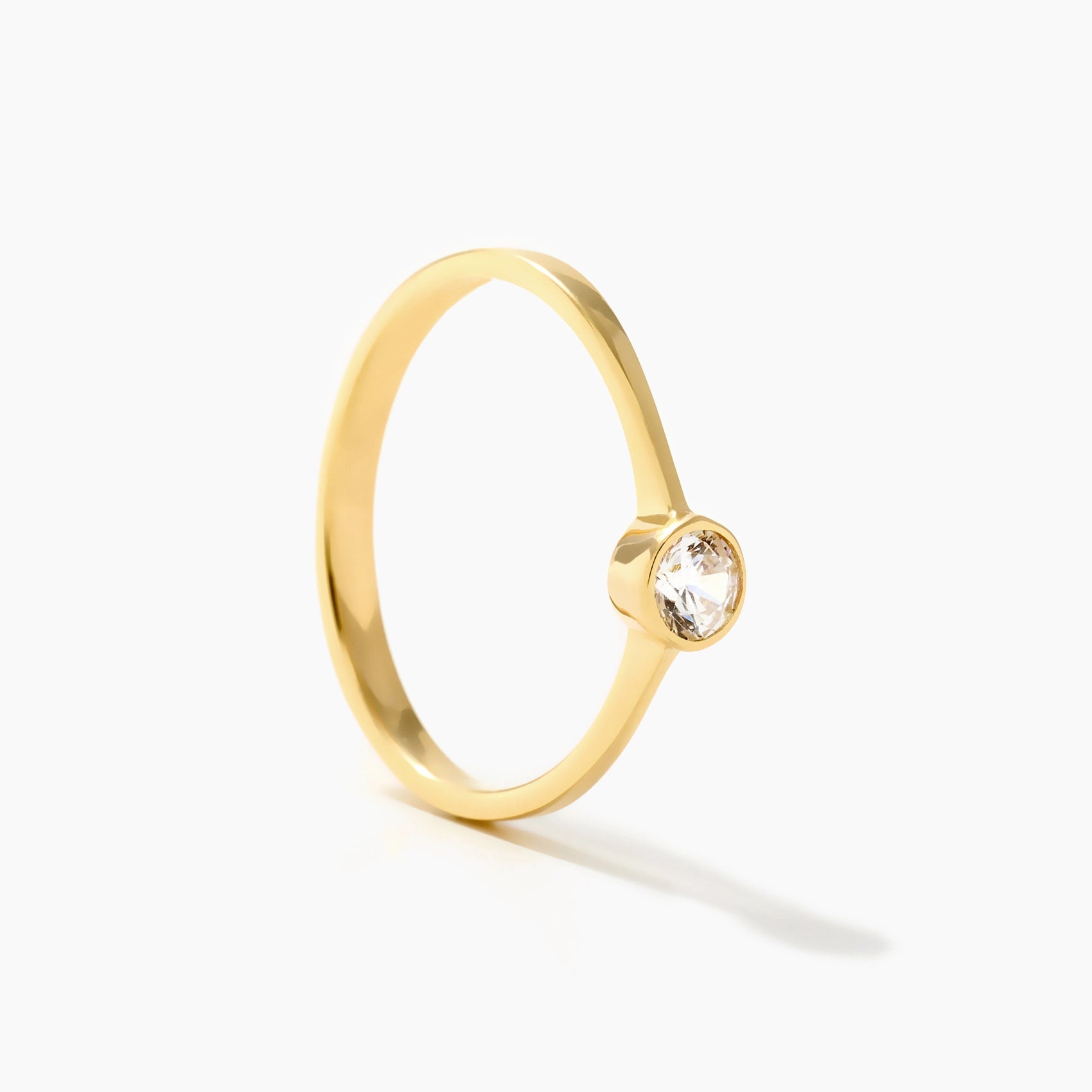 Aurora 14K Goldring mit rundem Zirkonia in minimalistischer Fassung. Glatt polierte Oberfläche, Größen 52-58.