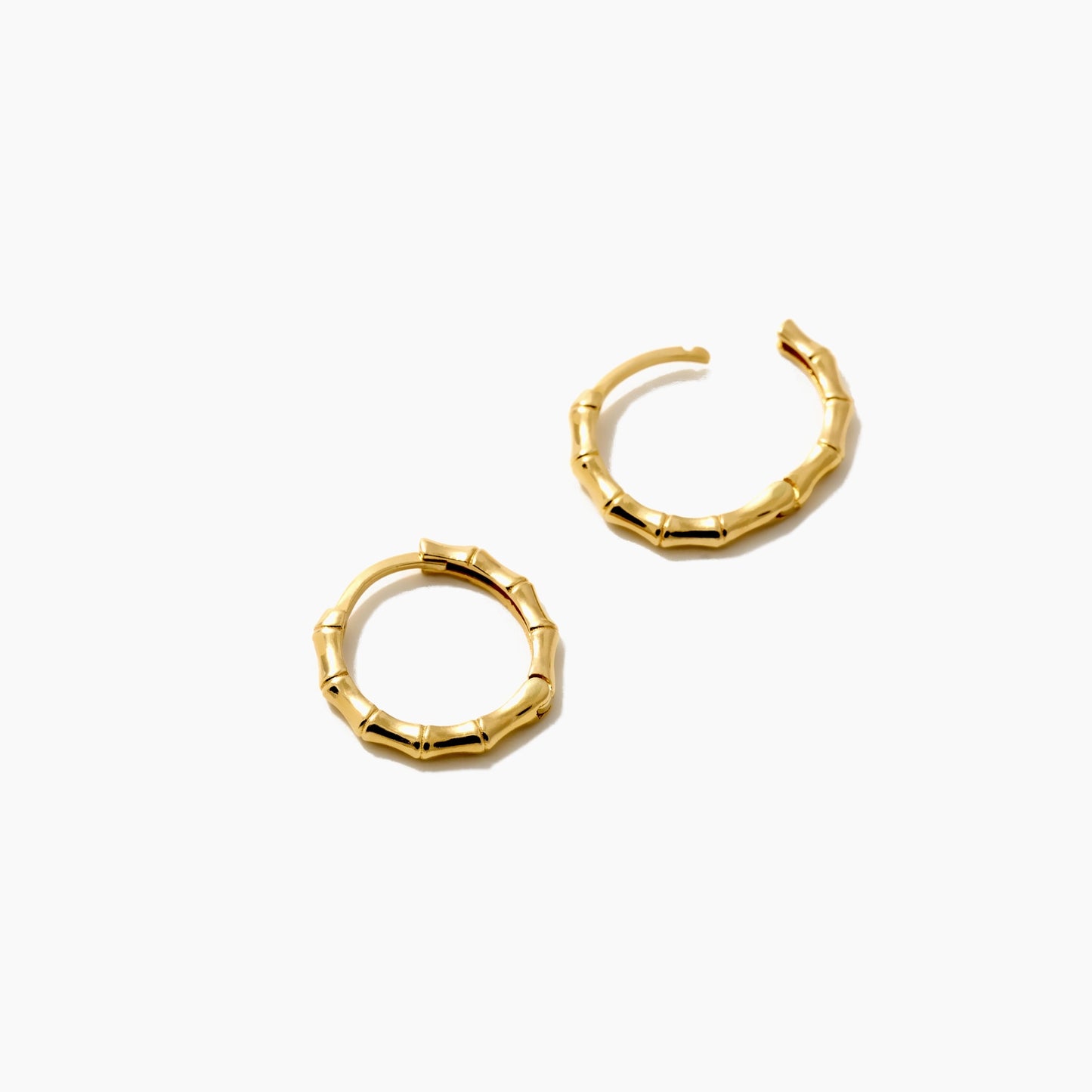 Bambu 14K Gold-Huggie-Ohrringe mit Bambus-Muster. 16,2 mm hoch, Scharnier-Verschluss, hypoallergen.