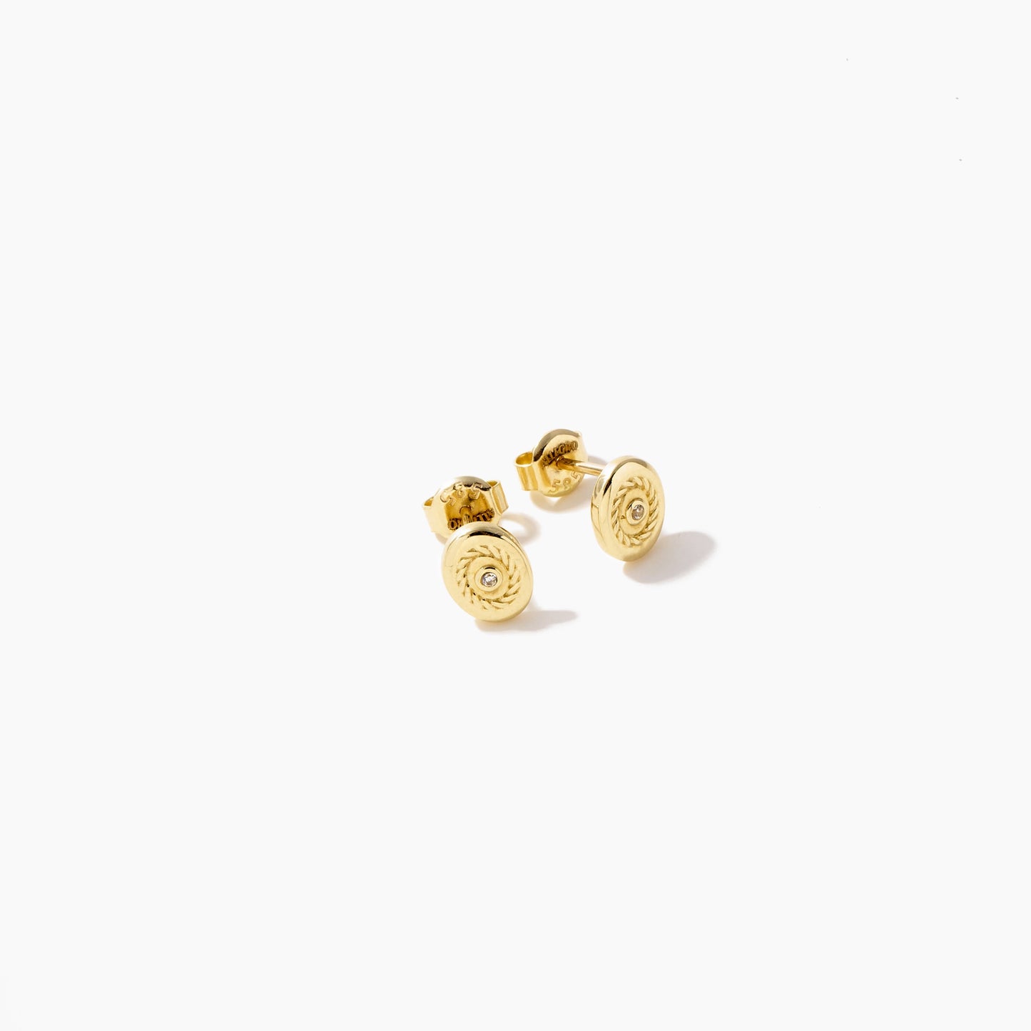 Helix 14K Gold-Stecker mit spiralförmigem Prägemuster und Zirkonia. 7,8 mm hoch, Schraubverschluss.