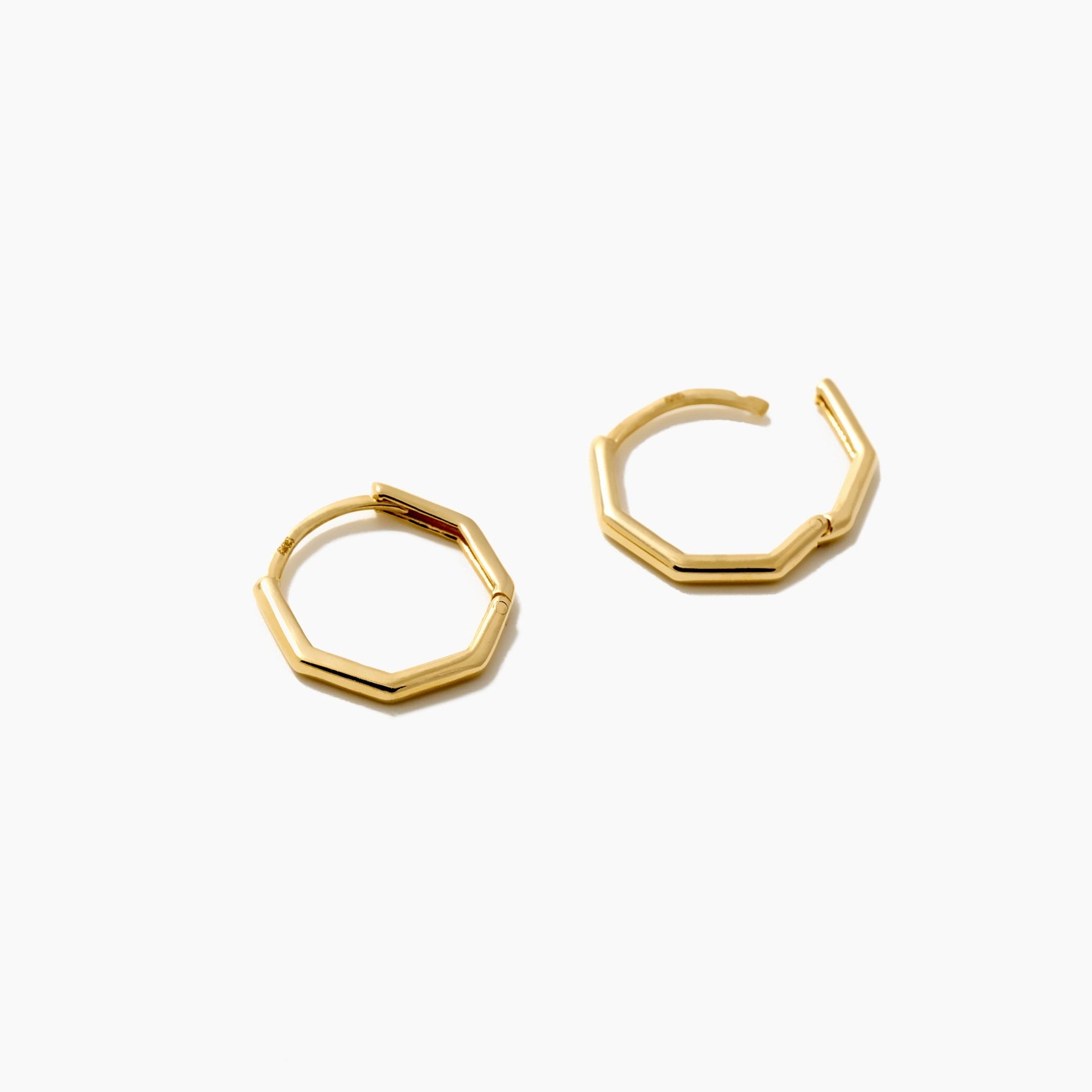 Octa 14K Gold-Huggie-Ohrringe mit achteckiger Form. 15,6 mm hoch, Scharnier-Verschluss, hypoallergen.