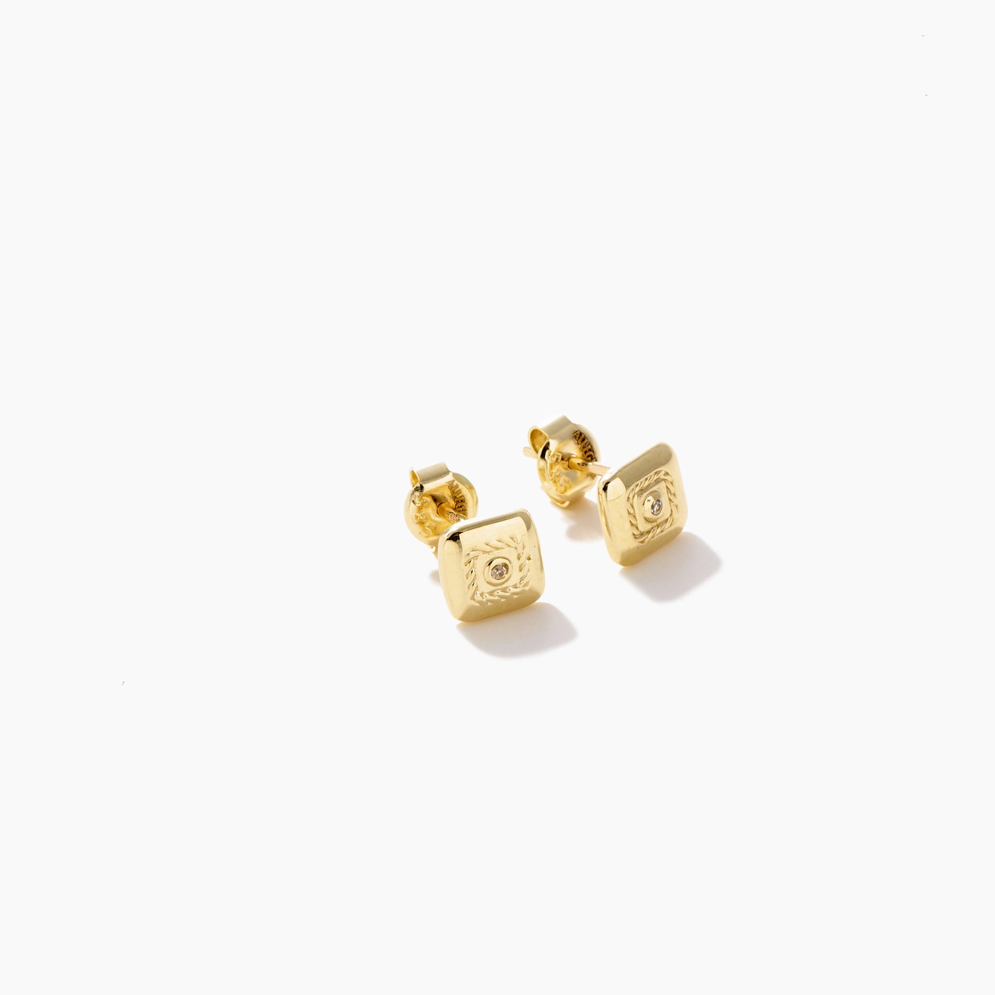 Quinta 14K Gold-Stecker mit quadratischem Design, floralem Muster und Zirkonia. 6,9 mm Größe, Schraubverschluss.